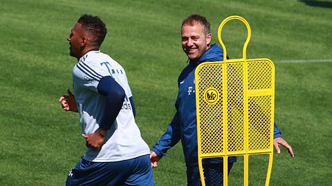 Gut gelaunt im Mittwochstraining: Bayern-Coach Hansi Flick (rechts) und Jérôme Boateng.