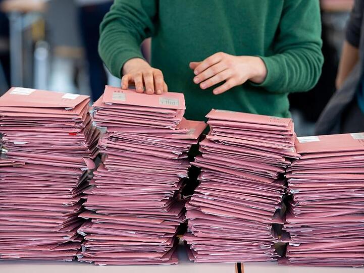 Wahlhelfer bereiten in einer Messehalle die Auszählung der Briefwahl vor. Foto: Sven Hoppe/dpa/Archivbild