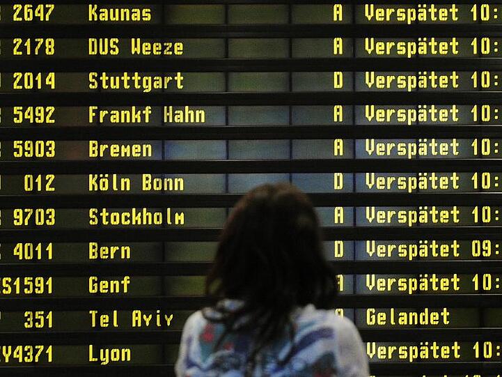 Anzeigetafel mit verspäteten Flügen im Flughafen Berlin-Schönefeld.