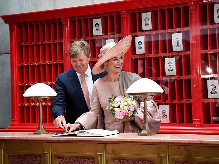Einchecken am Set: König Willem-Alexander (l) und Königin Maxima in der Kulisse des Films "Grand Budapest Hotel" in Babelsberg: