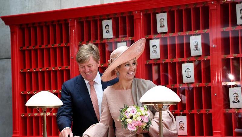 Einchecken am Set: König Willem-Alexander (l) und Königin Maxima in der Kulisse des Films "Grand Budapest Hotel" in Babelsberg: Einchecken am Set: König Willem-Alexander (l) und Königin Maxima in der Kulisse des Films "Grand Budapest Hotel" in Babelsberg: