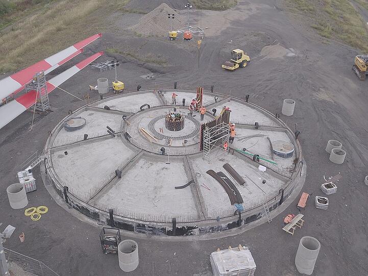 Das Fundament für die neue Windkraftanlage wird gegossen.