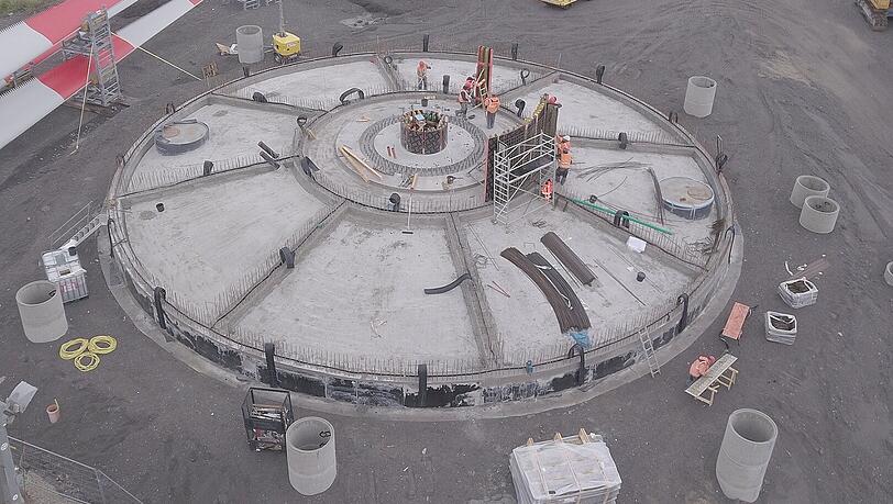 Das Fundament für die neue Windkraftanlage wird gegossen. Das Fundament für die neue Windkraftanlage wird gegossen.