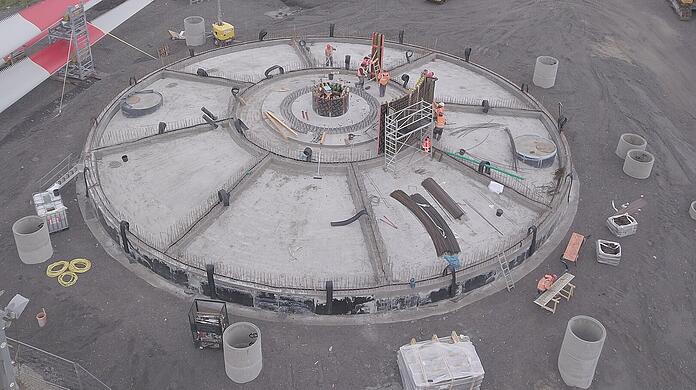 Das Fundament für die neue Windkraftanlage wird gegossen.