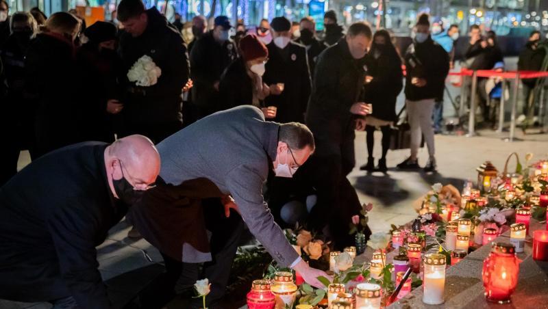 Michael Müller (SPD, M), Regierender Bürgermeister von Berlin, und Edgar Franke (SPD), Opferbeauftragter der Bundesregierung, legen bei einer Gedenkfeier am vierten Jahrestag des islamistischen Anschlags auf den Weihnachtsmarkt am Breitscheidplatz Kerzen nieder.