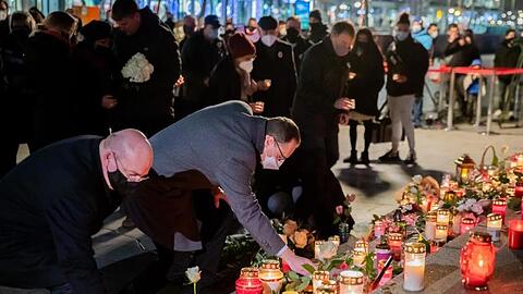 Michael Müller (SPD, M), Regierender Bürgermeister von Berlin, und Edgar Franke (SPD), Opferbeauftragter der Bundesregierung, legen bei einer Gedenkfeier am vierten Jahrestag des islamistischen Anschlags auf den Weihnachtsmarkt am Breitscheidplatz Kerzen nieder.