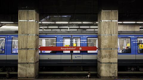 Die Bohrungen finden am Querbahnsteig statt.