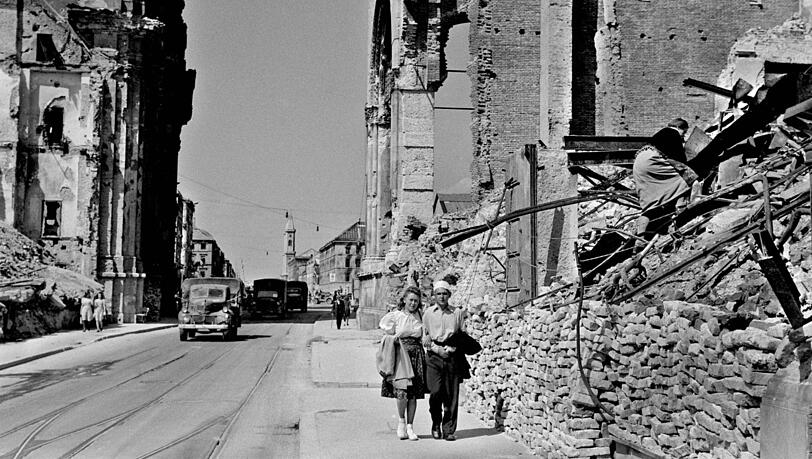 Die Theatinerstraße mit der Theatinerkirche und Feldherrnhalle (rechts) am 4. Juli 1945 in München.