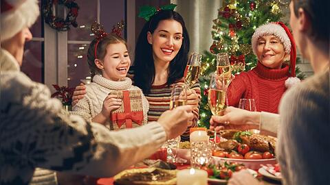 Das Weihnachtsessen besteht meist aus Ente, Gans oder großem Weihnachtsbraten. Nach den Feiertagen soll es aber leichter weitergehen.