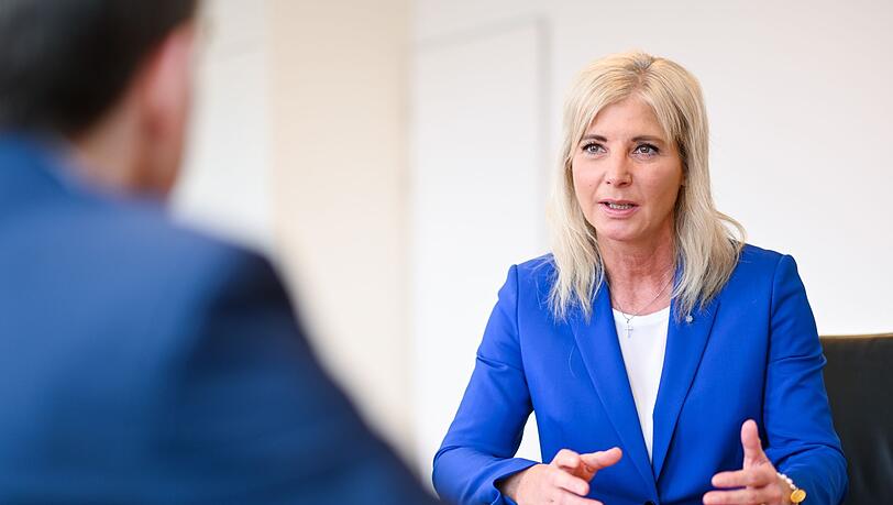 Ulrike Scharf (CSU), bayerische Staatsministerin für Soziales, spricht.