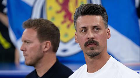 Sandro Wagner (r) hat mehrere Optionen für seine Zukunft.