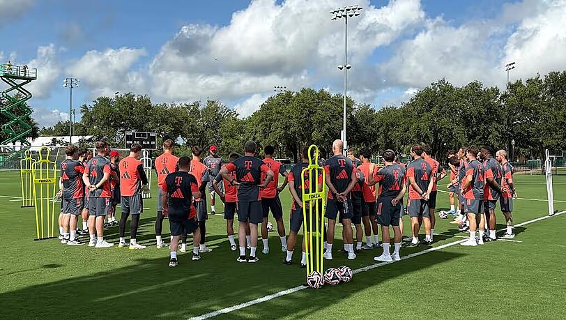 Vor der ersten Einheit in Orlando versammelte Vincent Kompany seine Spieler zu einer kurzen Ansprache. Vor der ersten Einheit in Orlando versammelte Vincent Kompany seine Spieler zu einer kurzen Ansprache.