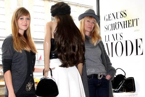 Vintage-Victims im Doppelpack: Ladenbesitzerin Inge Grandl (r.) und ihre Tochter Dominique, Model.