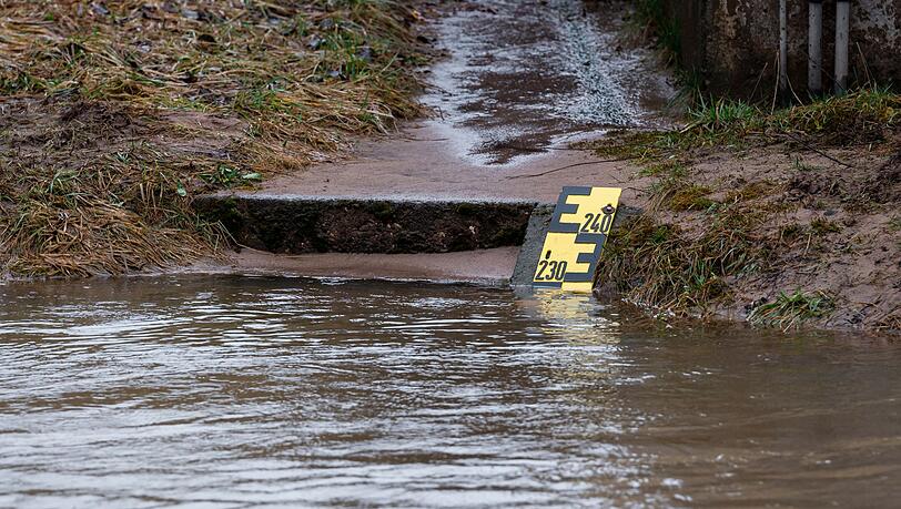 Regen und Tauwetter lassen das Wasser in Flüssen und Bächen steigen. (Archivbild) Regen und Tauwetter lassen das Wasser in Flüssen und Bächen steigen. (Archivbild)