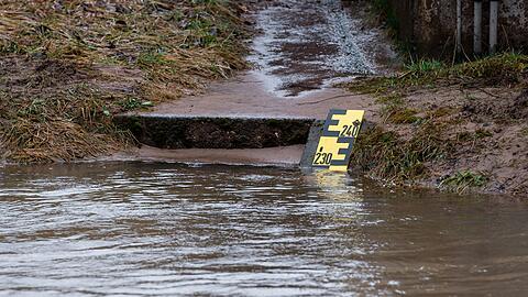 Regen und Tauwetter lassen das Wasser in Fl&uuml;ssen und B&auml;chen steigen. (Archivbild)