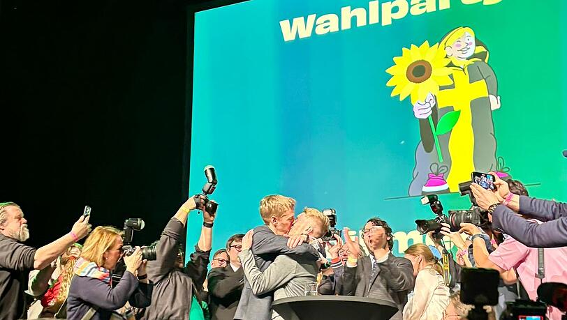 Der frisch gew&auml;hlte neue Oberb&uuml;rgermeister Dominik Krause (Gr&uuml;ne) l&auml;sst sich feiern.