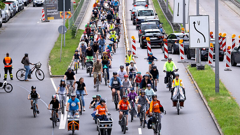 Mehrere Tausend Radfahrer machten sich am Sonntag auf den Weg nach München. Mehrere Tausend Radfahrer machten sich am Sonntag auf den Weg nach München.