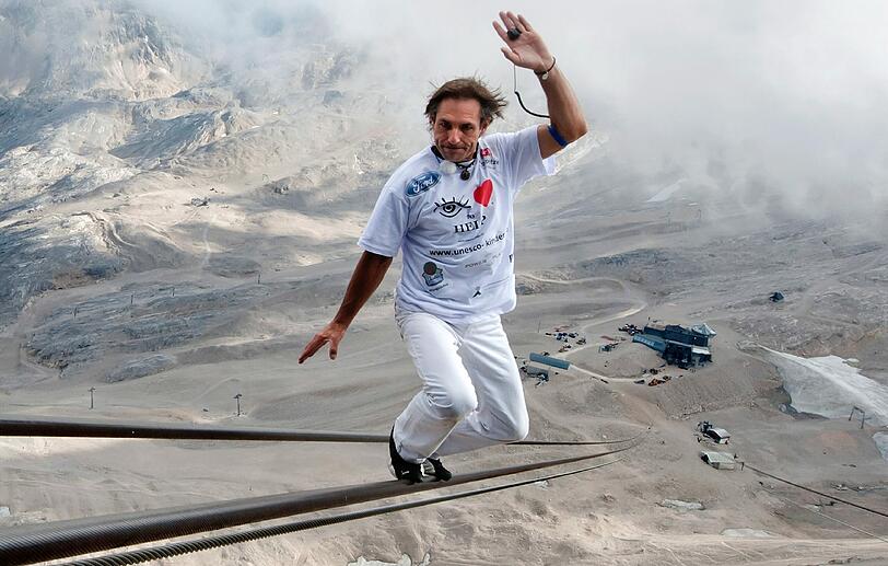 "Spaziergang" auf einem 50 Millimeter breiten Stahlseil zwischen Zugpitzplatt und Gipfel: die spektakulären Bilder vom Weltrekord des Schweizer Seiltänzers Freddy Nock.