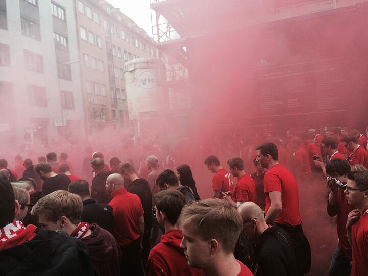 Derby-Stimmung in München: Unter Beobachtung der Polizei versammelten sich die Bayernfans am Vormittag im Tal. Vor dem Grünwalder Stadion kamen die Löwenfans dazu. Rund Tausend Polizisten sind im Einsatz.