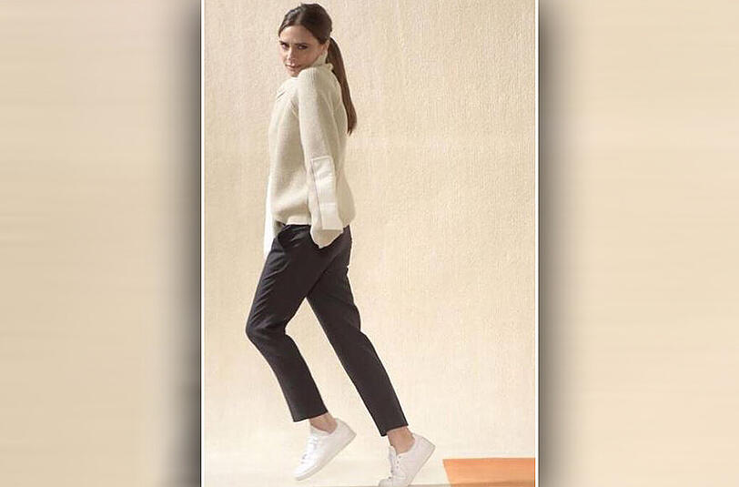 Victoria Beckham zeigte sich am Ende ihrer Fashion Show in weißen Turnschuhen.