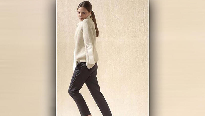 Victoria Beckham zeigte sich am Ende ihrer Fashion Show in weißen Turnschuhen. Victoria Beckham zeigte sich am Ende ihrer Fashion Show in weißen Turnschuhen.