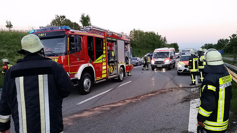 Der Wohnwagen ist komplett zerstört, das Zugfahrzeug landete in der Leitplanke. Ingesamt kamen drei Verletzte ins Krankenhaus. Die Bilder von der A7.