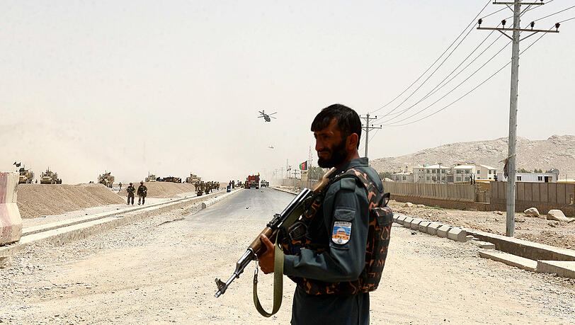 In Afghanistan wurde ein Anschlag auf einen NATO-Konvoi verübt.