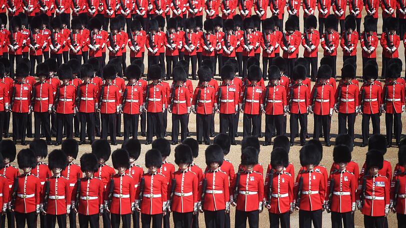 Mitglieder des 1. Bataillons der Coldstream-Garde kurz vor dem Beginn der Militärparade "Trooping the Colour".