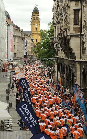 Und die orange-weiße Menge bewegt sich vom Marienplatz Richtung Hofgarten.