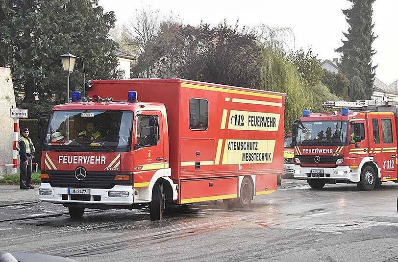 Zunächst gingen Feuerwehr und Polizei von einem Brand im U-Bahn-Tunnel aus, schnell konnte allerdings Entwarnung gegeben werden.