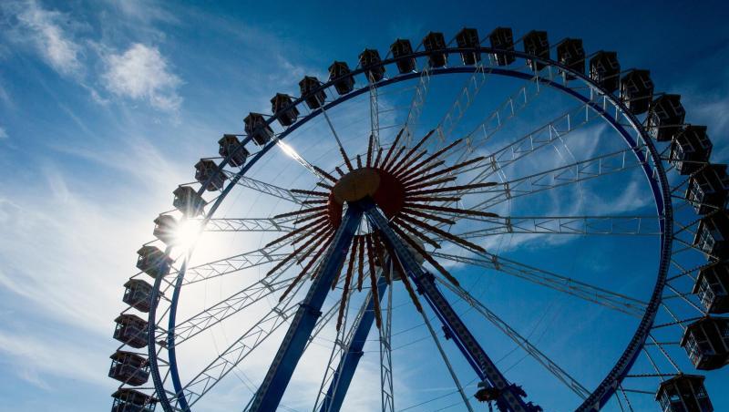 Die Sonne scheint auf dem Oktoberfestgelände, hinter einem Riesenrad. Foto: Peter Kneffel/Archivbild Die Sonne scheint auf dem Oktoberfestgelände, hinter einem Riesenrad. Foto: Peter Kneffel/Archivbild