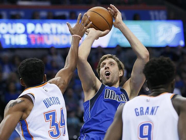 Münchens Neuzugang Josh Huestis im Duell gegen Dirk Nowitzki. Foto: Sue Ogrocki/AP/Archiv