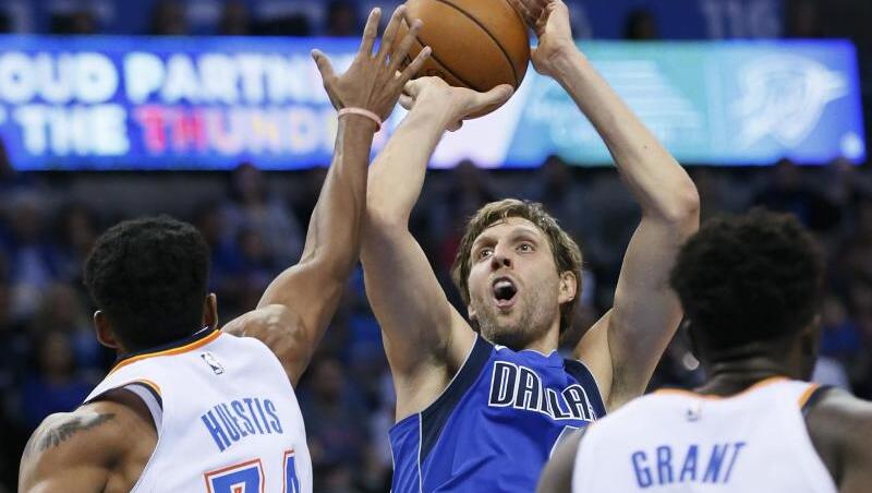 Münchens Neuzugang Josh Huestis im Duell gegen Dirk Nowitzki. Foto: Sue Ogrocki/AP/Archiv Münchens Neuzugang Josh Huestis im Duell gegen Dirk Nowitzki. Foto: Sue Ogrocki/AP/Archiv