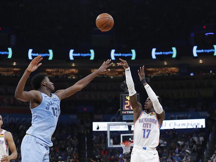 Dennis Schröder (r) musste mit Oklahoma eine Pleite gegen die Memphis Grizzlies hinnehmen.