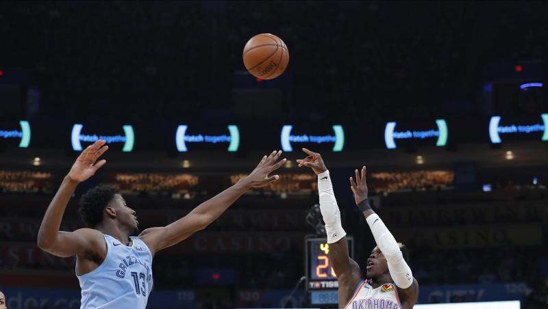 Dennis Schröder (r) musste mit Oklahoma eine Pleite gegen die Memphis Grizzlies hinnehmen. Dennis Schröder (r) musste mit Oklahoma eine Pleite gegen die Memphis Grizzlies hinnehmen.