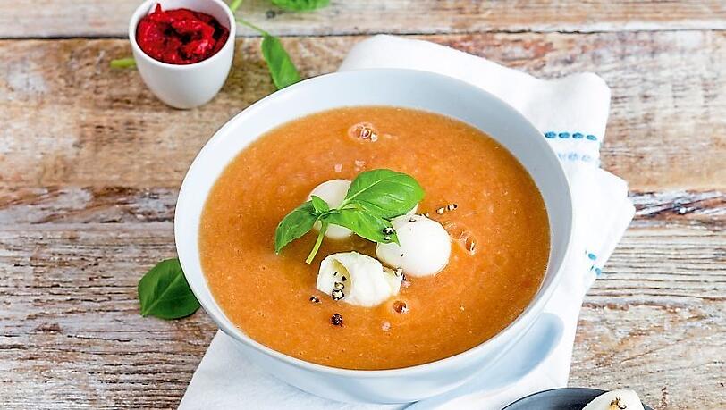 Die Mini-Mozzarella gibt der Suppe das gewisse Extra. Fotos: ZS Verlag