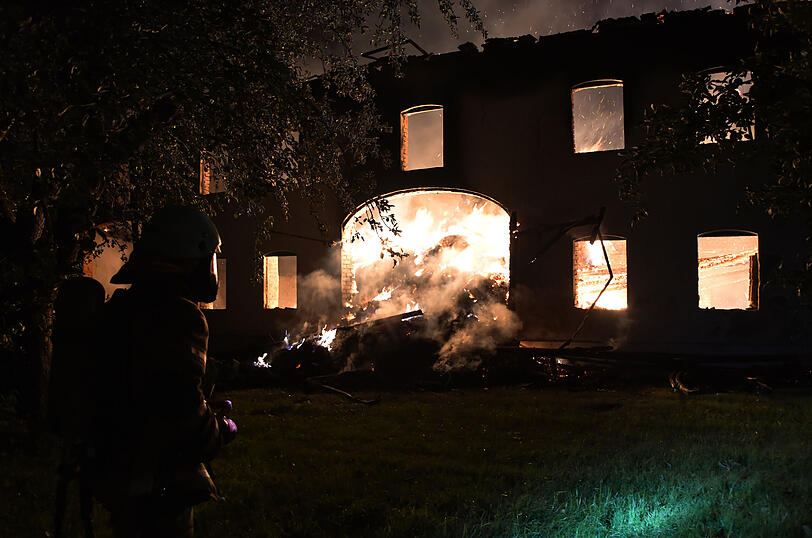 Das Feuer zerstörte die Scheune eines Dreiseithofs in  Oberrammelsberg in der Gemeinde Wurmsham.