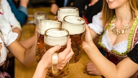 Jetzt kann man einzelne Plätze am Tisch reservieren.