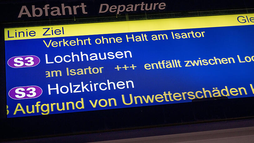Eine Anzeigetafel der S-Bahn am Ostbahnhof weist auf Ausfälle und Streckensperrungen hin. Nach schweren Unwettern ist in München der S-Bahn-Verkehr weiterhin eingeschränkt. Eine Anzeigetafel der S-Bahn am Ostbahnhof weist auf Ausfälle und Streckensperrungen hin. Nach schweren Unwettern ist in München der S-Bahn-Verkehr weiterhin eingeschränkt.
