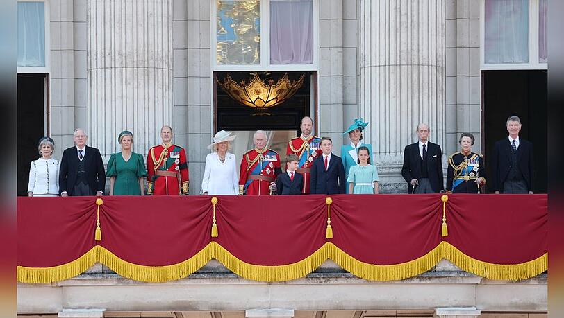 Charles, Camilla und der Rest der Royal Family zeigen sich auf dem Balkon des Buckingham-Palast