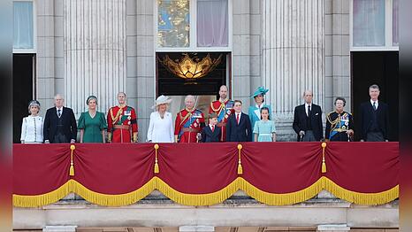 Charles, Camilla und der Rest der Royal Family zeigen sich auf dem Balkon des Buckingham-Palast
