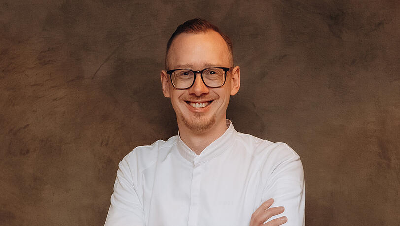 Kevin Romes ist "der Neue" in der K&uuml;che des legend&auml;ren M&uuml;nchner Luxushotels Bayerischer Hof. Mit seiner K&uuml;chenmannschaft will er dem Traditionshaus auch heuer wieder zwei Michelin-Sterne erkochen.