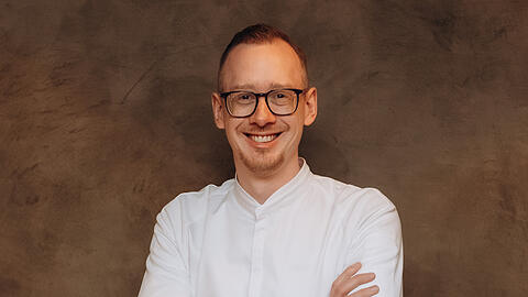 Kevin Romes ist "der Neue" in der K&uuml;che des legend&auml;ren M&uuml;nchner Luxushotels Bayerischer Hof. Mit seiner K&uuml;chenmannschaft will er dem Traditionshaus auch heuer wieder zwei Michelin-Sterne erkochen.