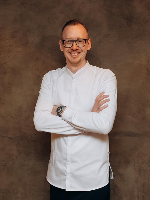 Kevin Romes ist "der Neue" in der K&uuml;che des legend&auml;ren M&uuml;nchner Luxushotels Bayerischer Hof. Mit seiner K&uuml;chenmannschaft will er dem Traditionshaus auch heuer wieder zwei Michelin-Sterne erkochen.