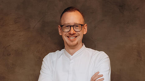 Kevin Romes ist "der Neue" in der K&uuml;che des legend&auml;ren M&uuml;nchner Luxushotels Bayerischer Hof. Mit seiner K&uuml;chenmannschaft will er dem Traditionshaus auch heuer wieder zwei Michelin-Sterne erkochen.