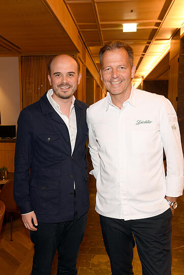 PR-Profi Benjamin Bartz (l.) mit Sternekoch Thomas Kellermann (Restaurant Dichter im Parkhotel Egerner Höfe) PR-Profi Benjamin Bartz (l.) mit Sternekoch Thomas Kellermann (Restaurant Dichter im Parkhotel Egerner Höfe)