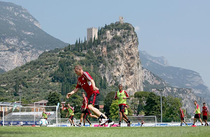 Ribéry ist wieder dabei, Lahm und Heynckes schreiben Autogramme, Neuer hechtet nach dem Ball: Bilder aus dem Trainingslager der Bayern am Gardasee