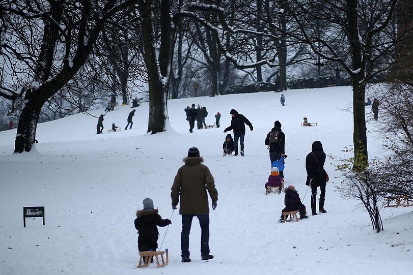 Deutschland bibbert: Mit eisigen Temperaturen und teils kräftigen Schneefall zieht der Winter ein. Die Bilder