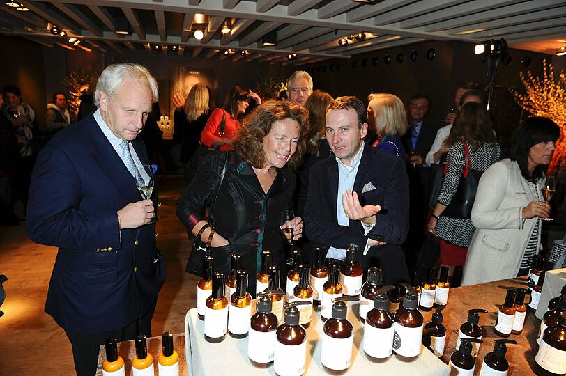 Gesellige Runde beim mediterranen Abend der Schweizer Naturkosmetikmarke OLIVEDA im Bayerischen Hof.