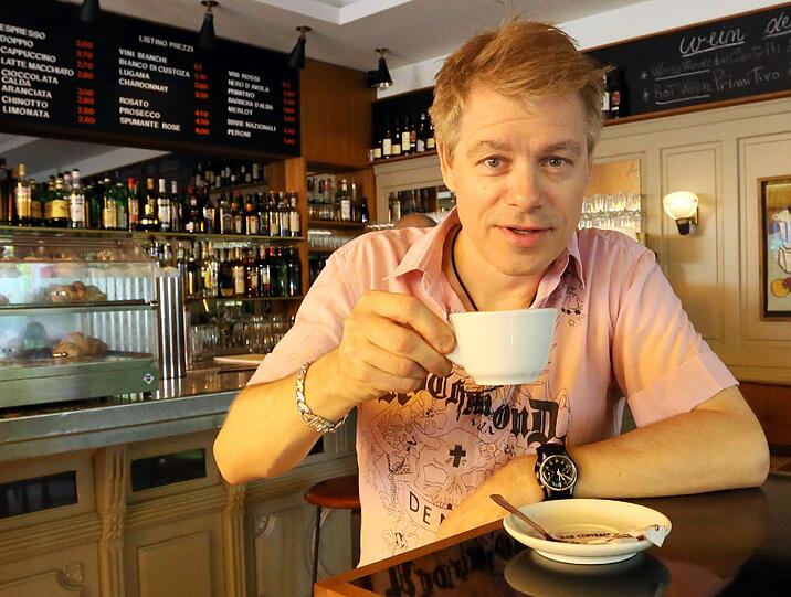 Seit einem Dreivierteljahr Neu-Schwabinger: Michael Mittermeier in der Bar Giornale.